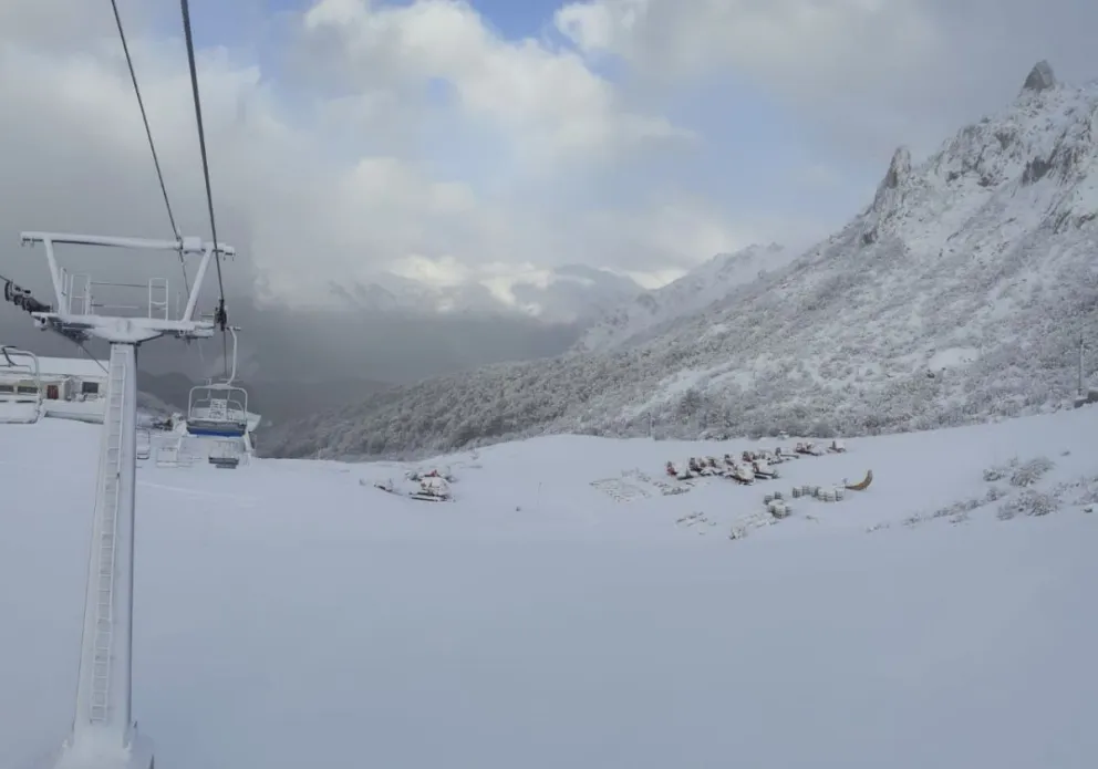 Por el riesgo de avalancha, recuerdan no ascender al cerro Catedral por medios propios