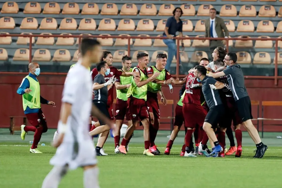 Todos a festejar con Dalmonte. El Trapani Calcio de Grillo ganó un partido vital.