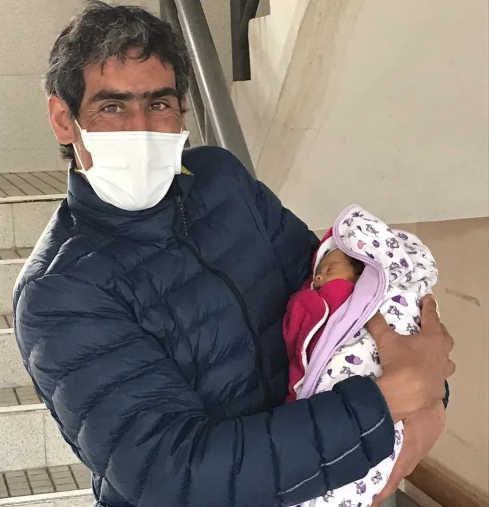 Carlos y Pía cuando dejaron el hospital zonal.