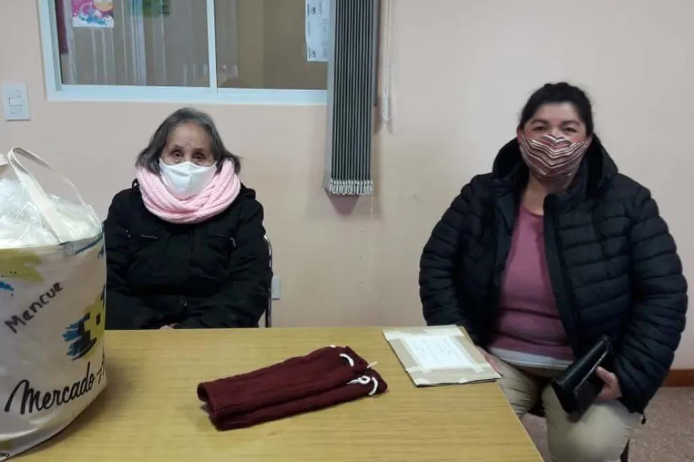 El Mercado Artesanal entregó lana a tejedoras de la Región Sur