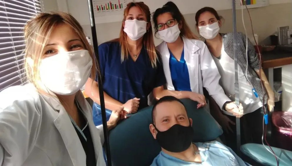 Azcona, junto al equipo de hemoterapia del HPR.