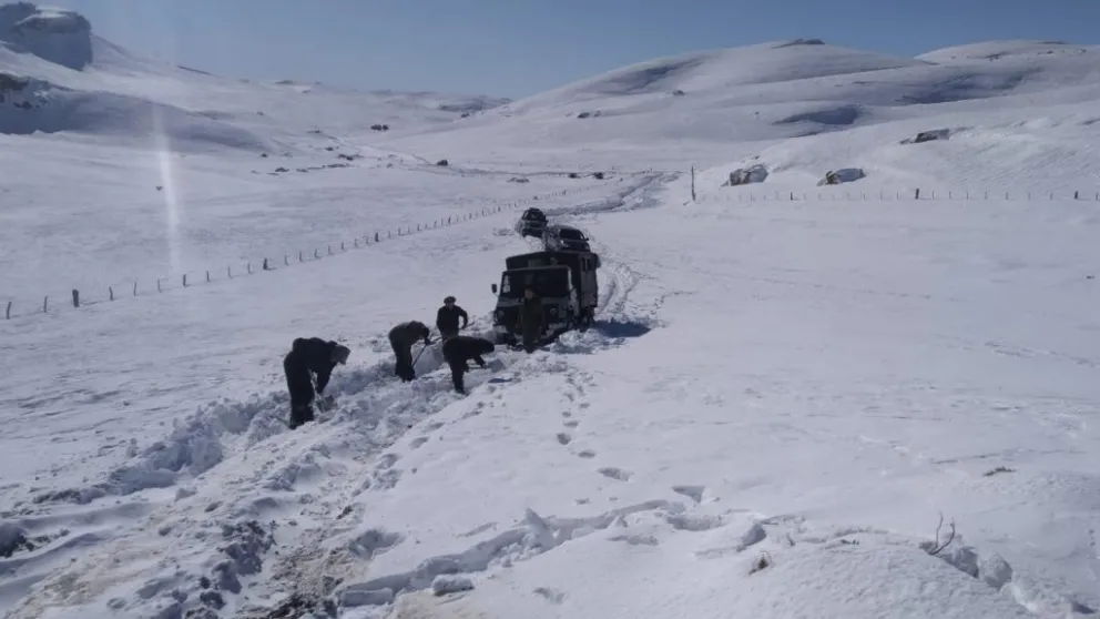 El COE Bariloche y Gendarmería asistieron a pobladores aislados por la nieve en Arroyo Blanco