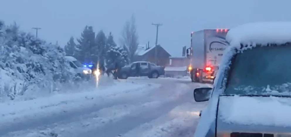 Un vehículo se despitó por presencia de nieve en la ruta