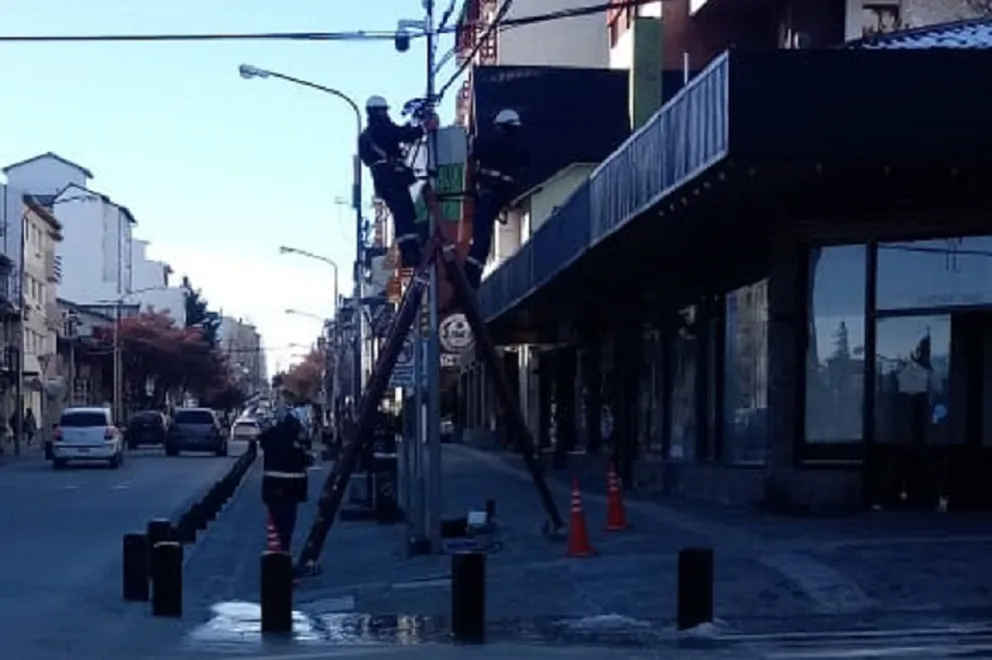 Instalan dos nuevas cámaras de seguridad en calle Mitre