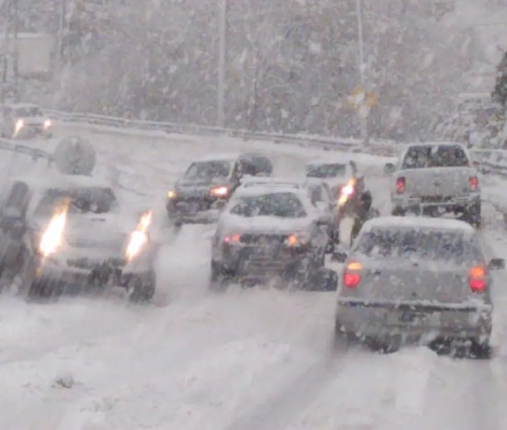 La nevada de este sábado volvió a complicar las calles de la ciudad