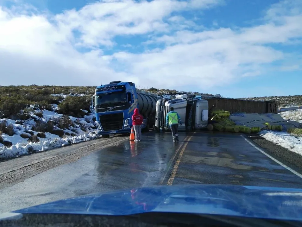Video: Un camión volcó en la bajada de  Collón Cura