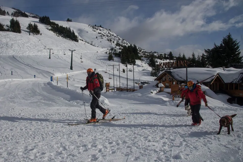 Operarios fueron alcanzados por una avalancha en el cerro Catedral