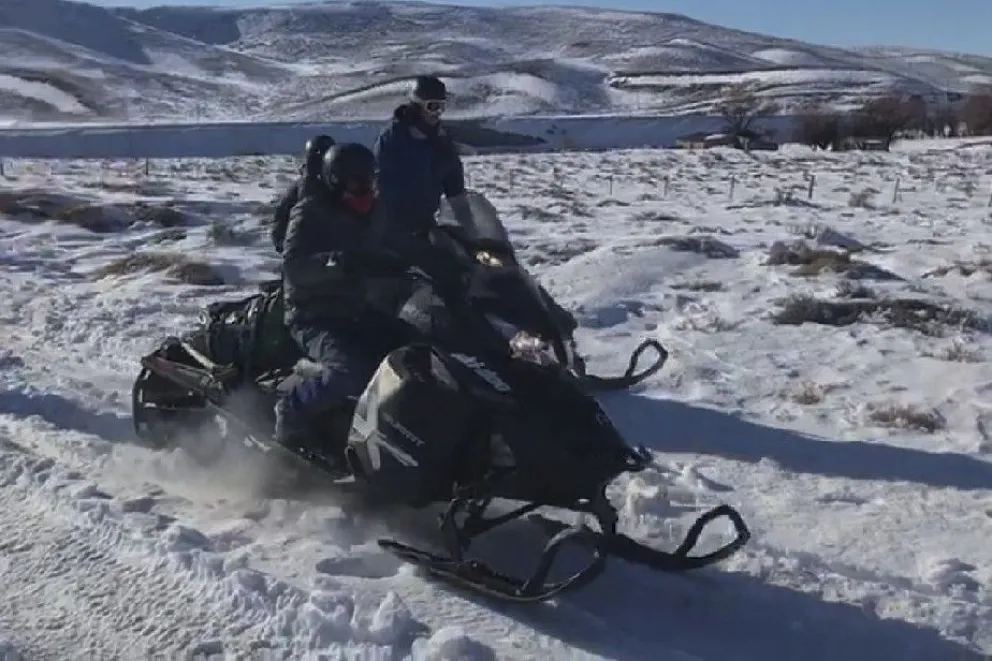 En motos de nieve, llega la asistencia a pobladores que quedaron aislados