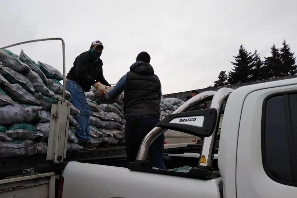 Reparten 29 mil kilos de papas a familias y comedores comunitarios