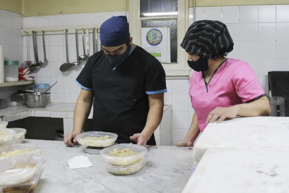 El hospital zonal elabora más de 500 viandas diarias para personas aisladas por el Covid-19