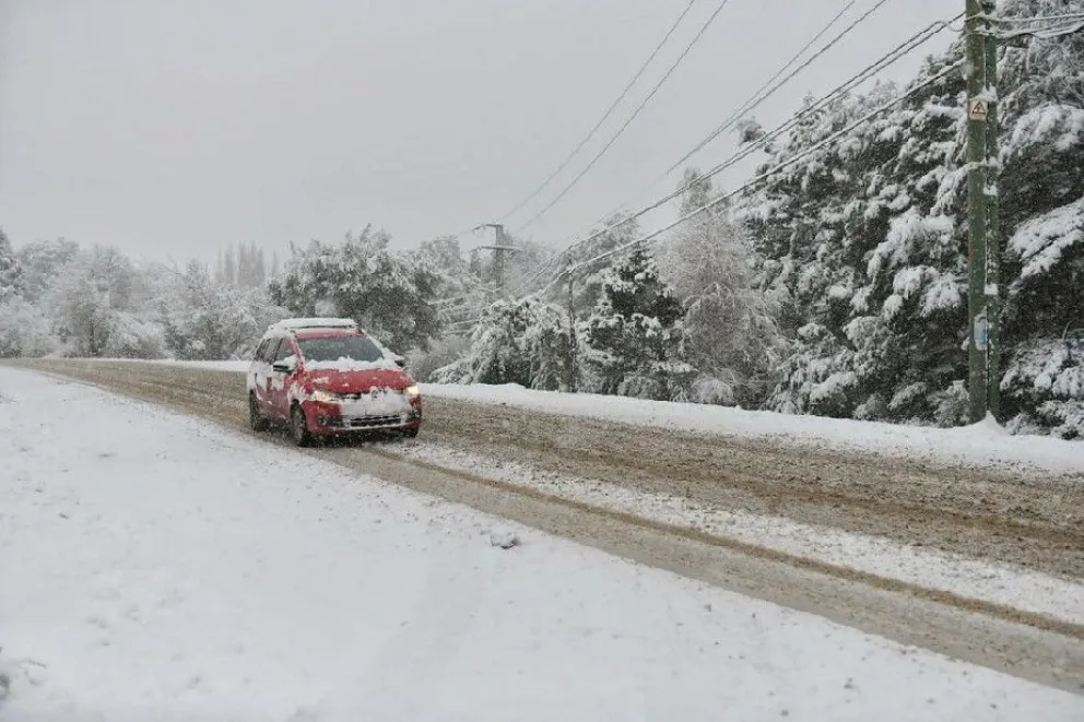 Uso de cadenas, luces bajas y mucha precaución en las rutas con nieve