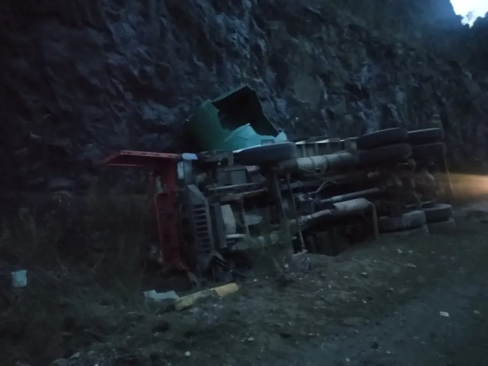 Volcó un camión en la ruta 40