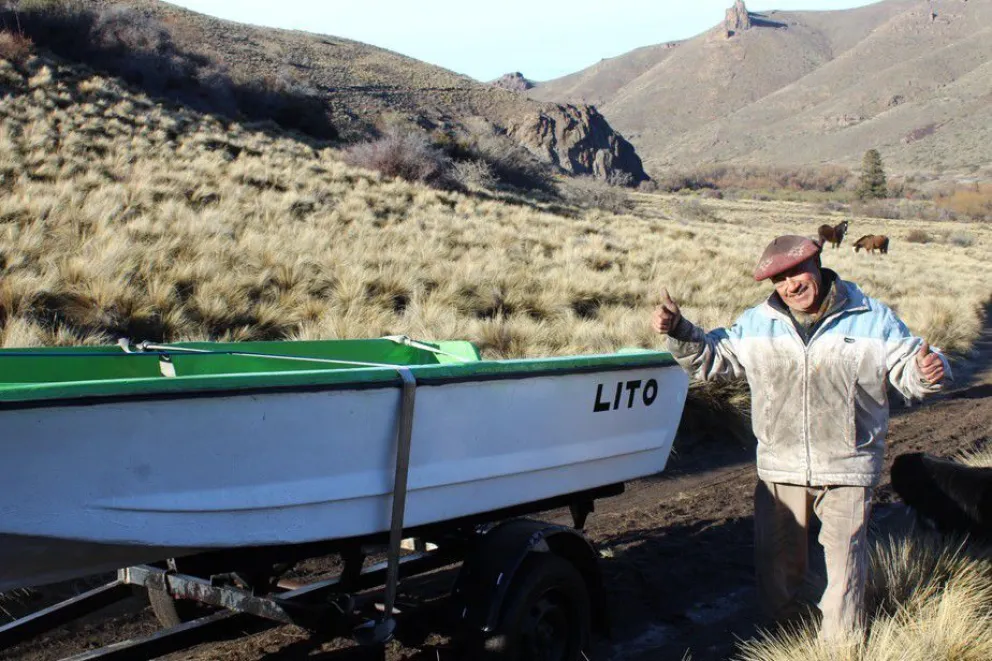 Un vecino de Villa Llanquín recibió un bote para poder llevar alimentos a su casa