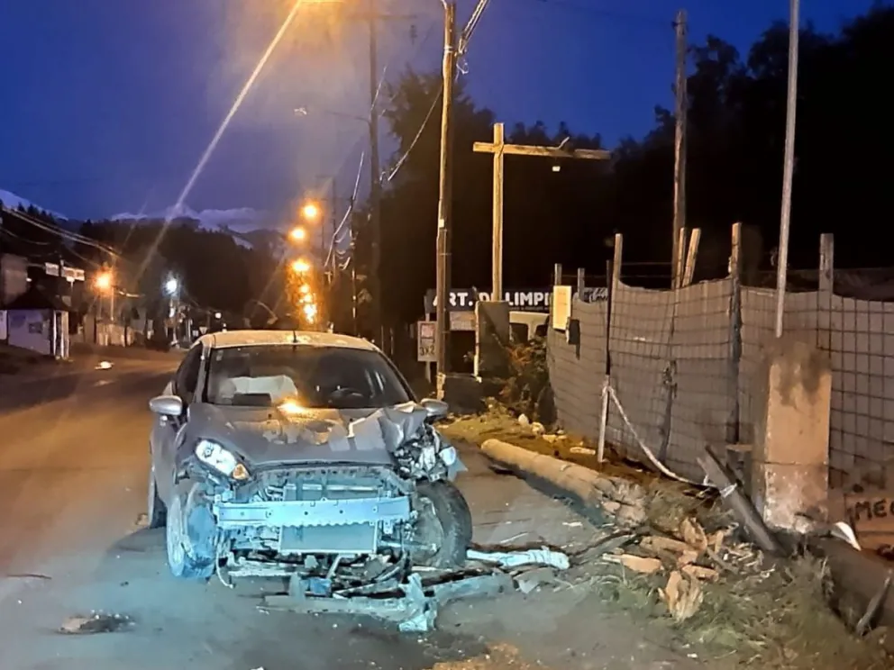Un auto despistó por el hielo y chocó contra un poste