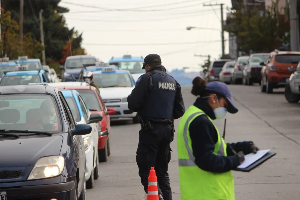 Quiso evitar un control, intentó embestir al personal policial y escapar, pero terminó detenido