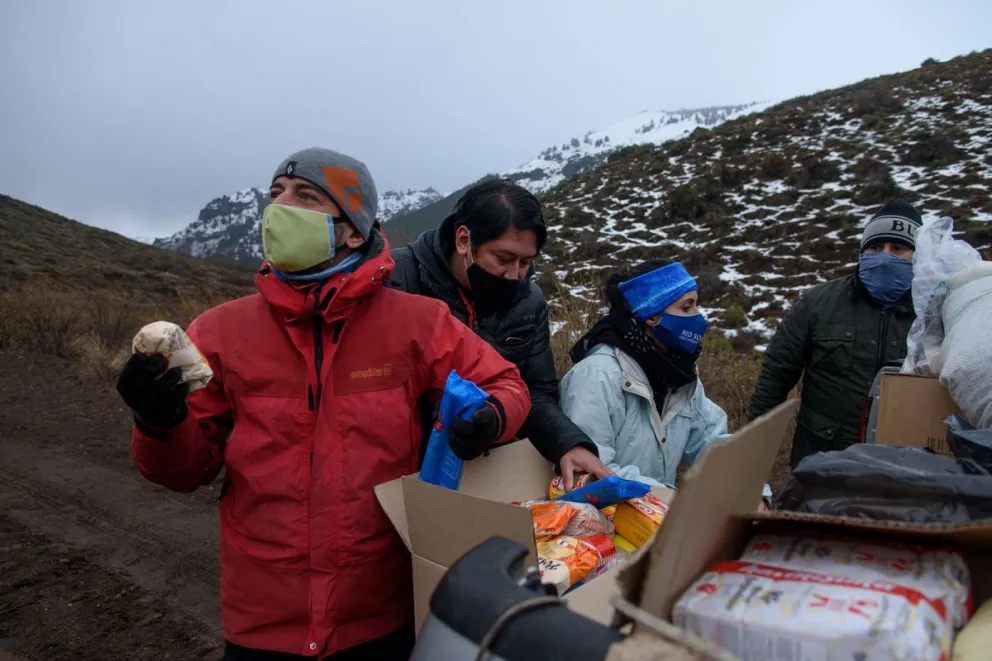 Entrega de "fardos solidarios" a los pobladores rurales. (Foto Marcelo Martínez)
