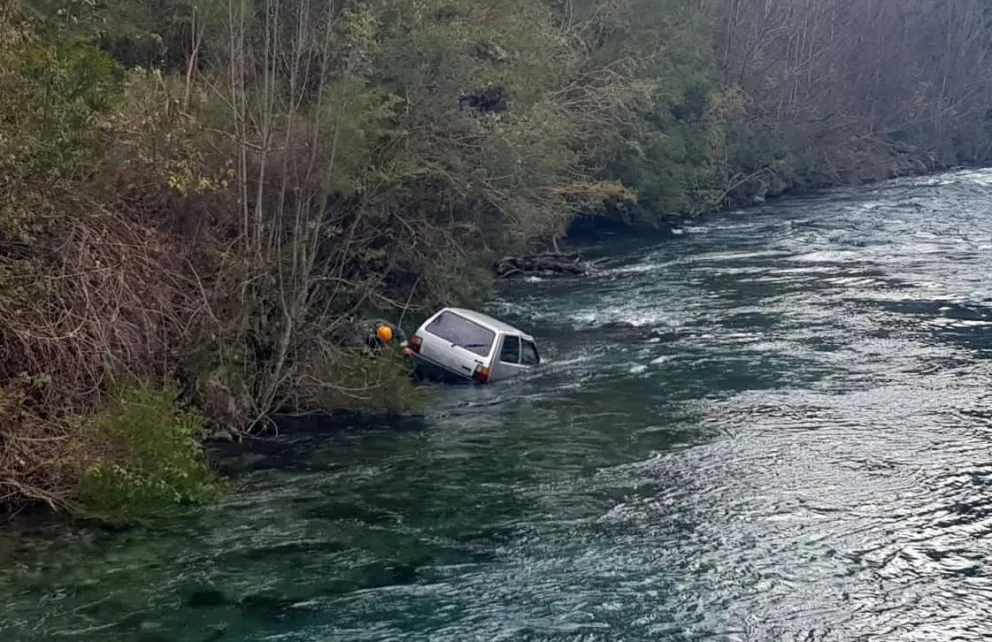 Un auto desbarrancó y cayó en el río Correntoso