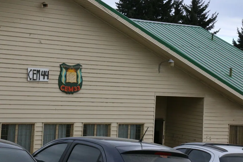 UnTER objetó la decisión de aislar personas en las escuelas