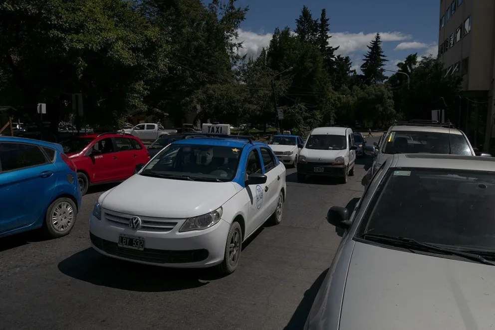 Crece la discusión por la habilitación de combis “punto a punto” para pasajeros