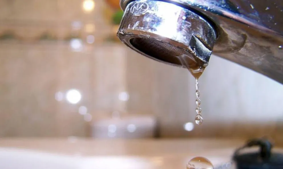 Habrá baja presión de agua por limpieza de decantadores en la Planta Pilar