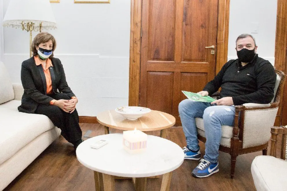 Gobernadora, Arabela Carreras, y secretario adjunto de ATE, Rodolfo Aguiar.