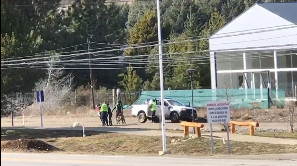 El Ministerio de Seguridad iniciará una investigación interna por la mujer detenida mientras paseaba su perro