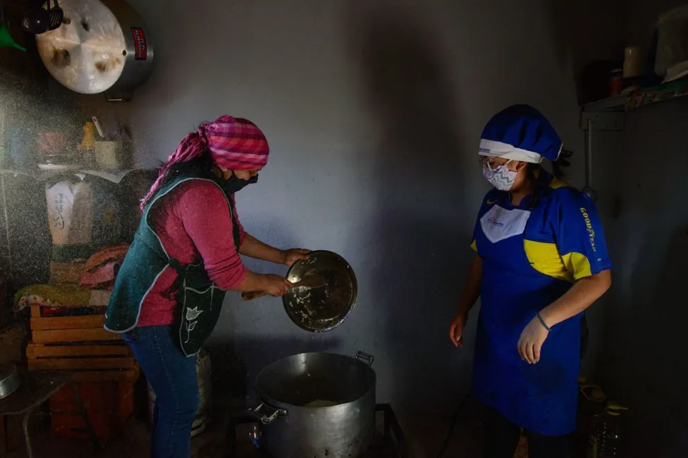 El lugar donde cocinan es un pequeño cuarto con un anafe. 