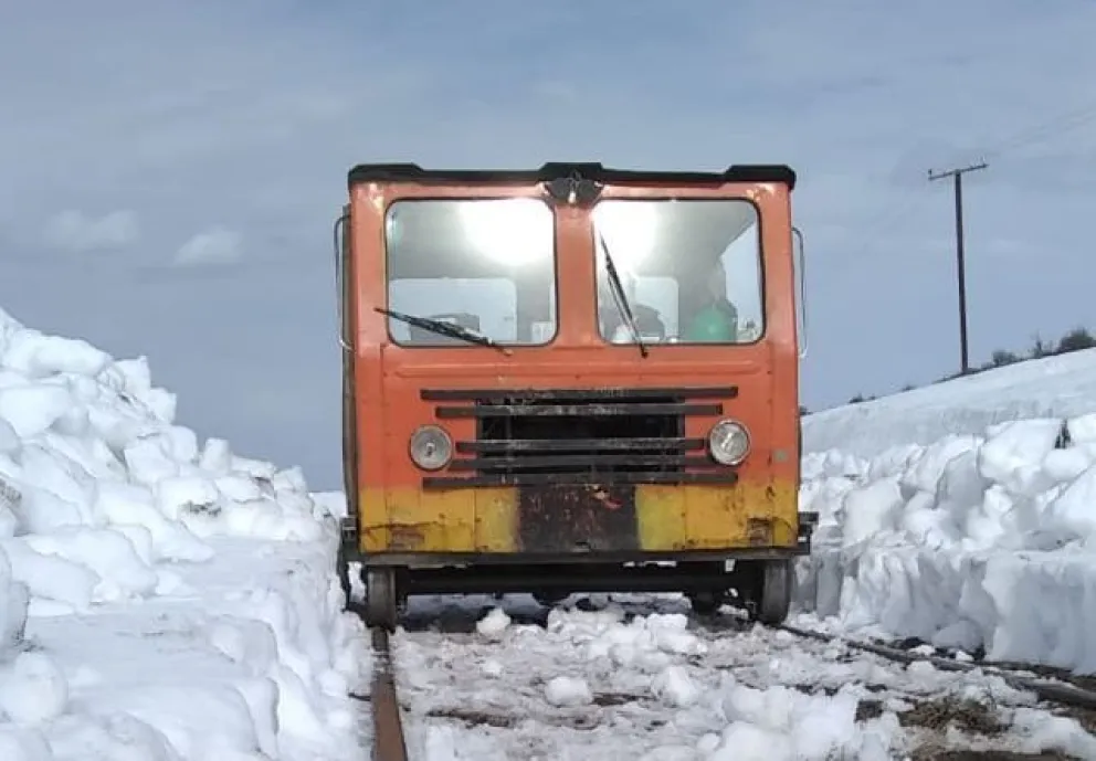 Las cuadrillas del Tren Patagónico continúan limpiando las vías