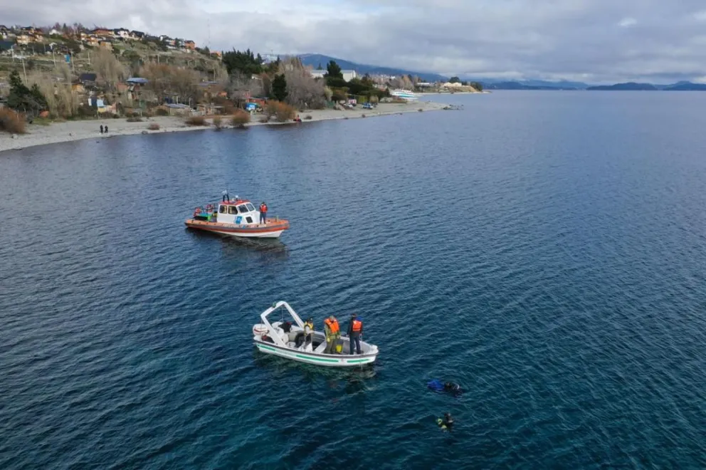 Comenzó el operativo para limpiar las costas del lago Nahuel Huapi