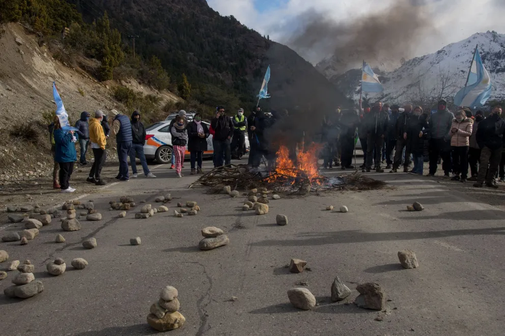 Fotos: Manifestación sobre la Ruta por las tomas en Villa Mascardi. (Fotos Marcelo Martínez)