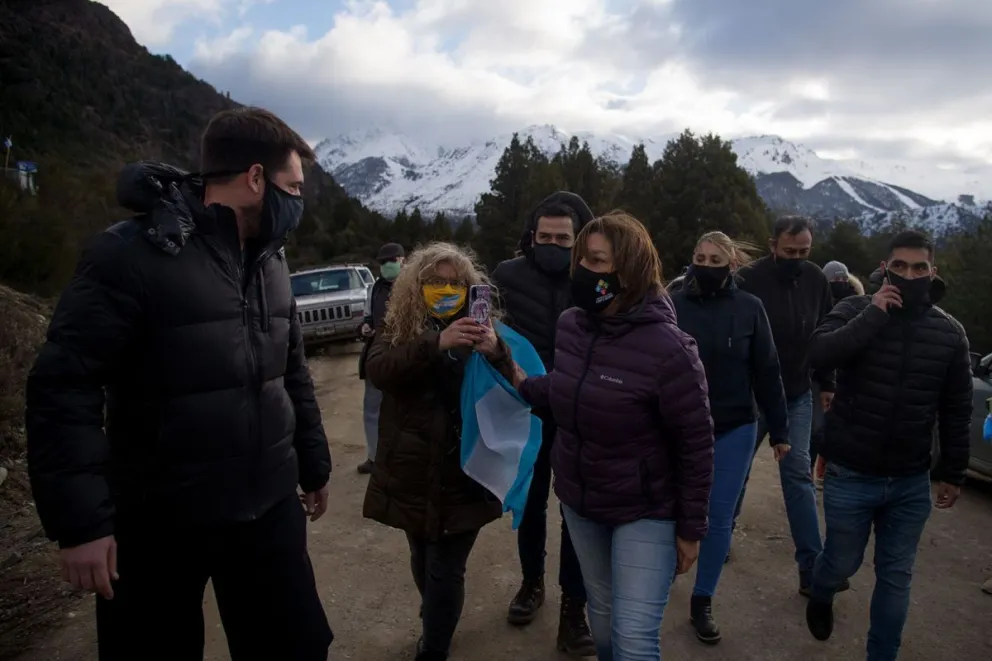 Gobernadora Arabela Carreras presente en una de las marchas en Villa Mascardi. (Foto: Marcelo Martínez)