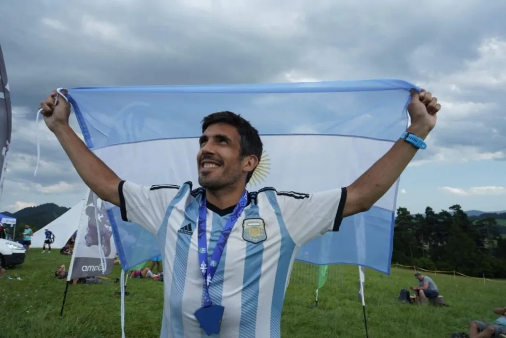 Diego, en la meta con la camiseta y la bandera argentina.