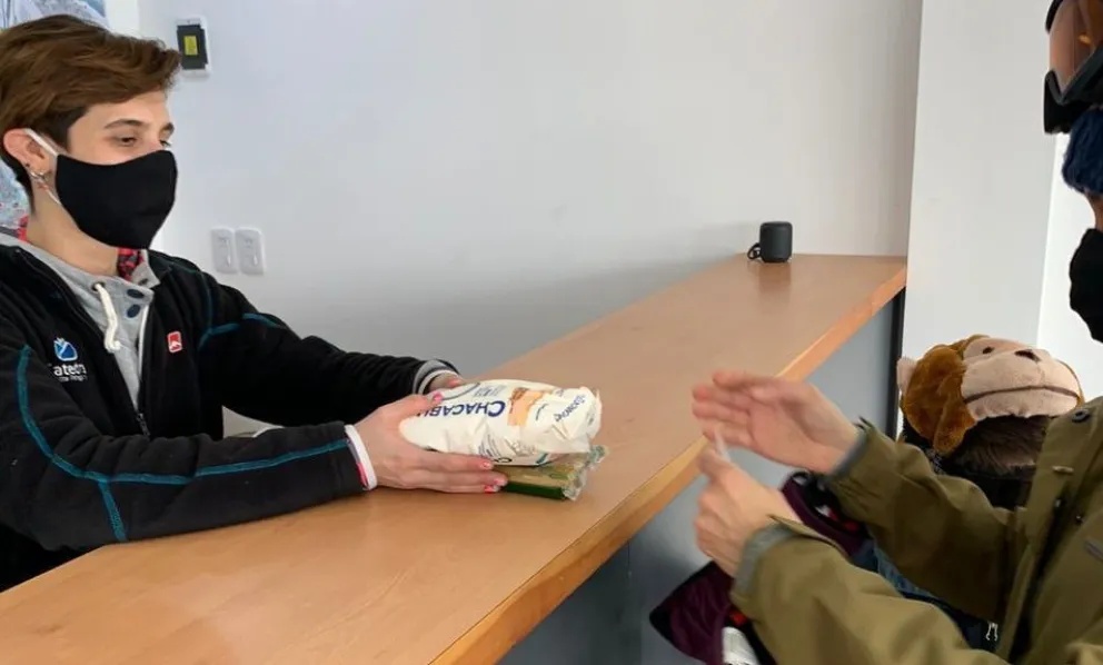 Promoción para residentes: Chicos y grandes realizan sus primeros pasos en el esquí en el Cerro Catedral