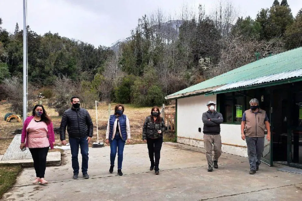 Carreras se reunió con vecinos en la escuela de Villa Mascardi