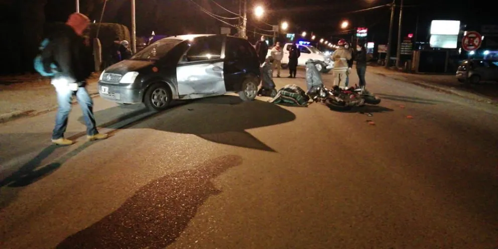 Choque entre un auto y una moto en Bustillo