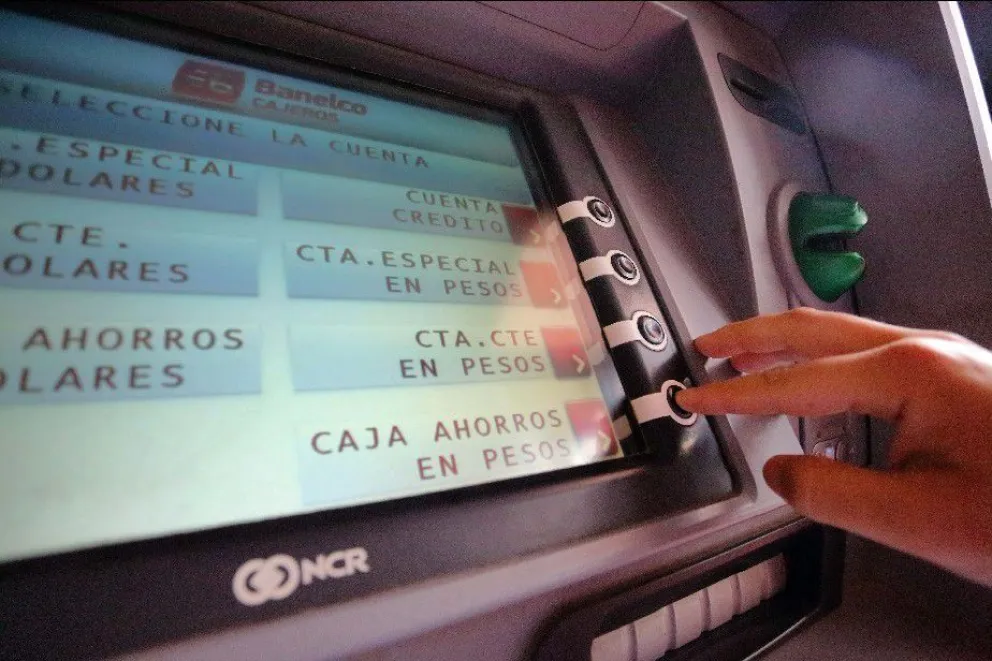 Comenzó el pago de haberes a estatales