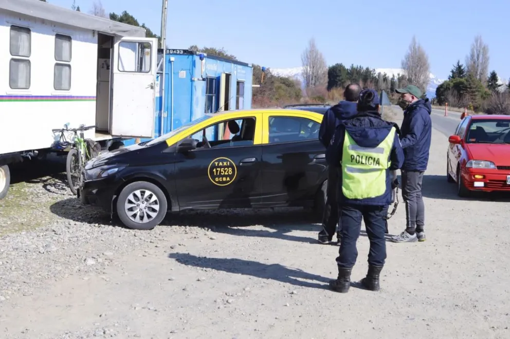 Detectaron un taxi de Buenos Aires que intentaba ingresar con pasajeros a Bariloche