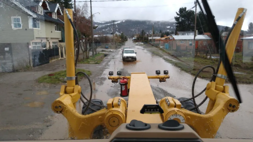 Avanza la reparación y saneo de calles en Pampa de Huenuleo