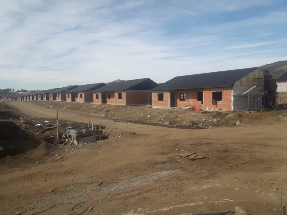 Viviendas para docentes: firmaron la adjudicación de 120 casas