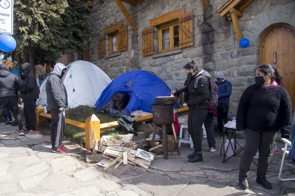 Luego de la marcha del jueves, familiares quedaron acampando en el centro de la ciudad.