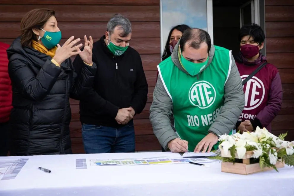 ATE y Carreras firmaron la adjudicación de plan de viviendas en Bariloche