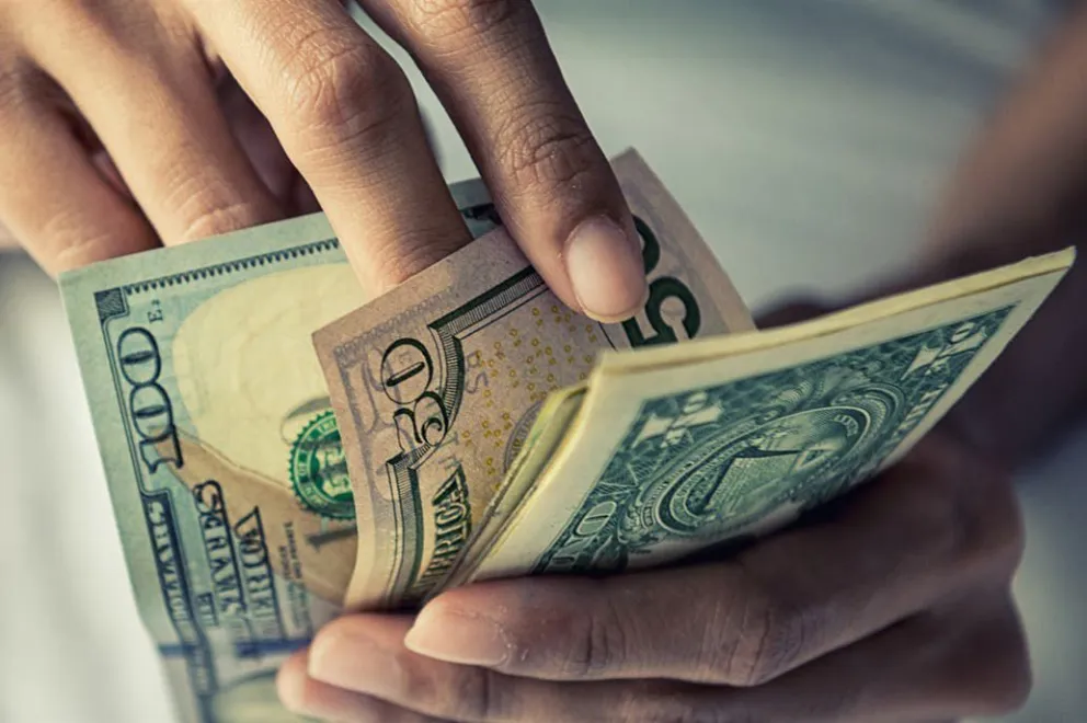 La compra de dólar ahorro tendrá un recargo del 35% como anticipo de Ganancias