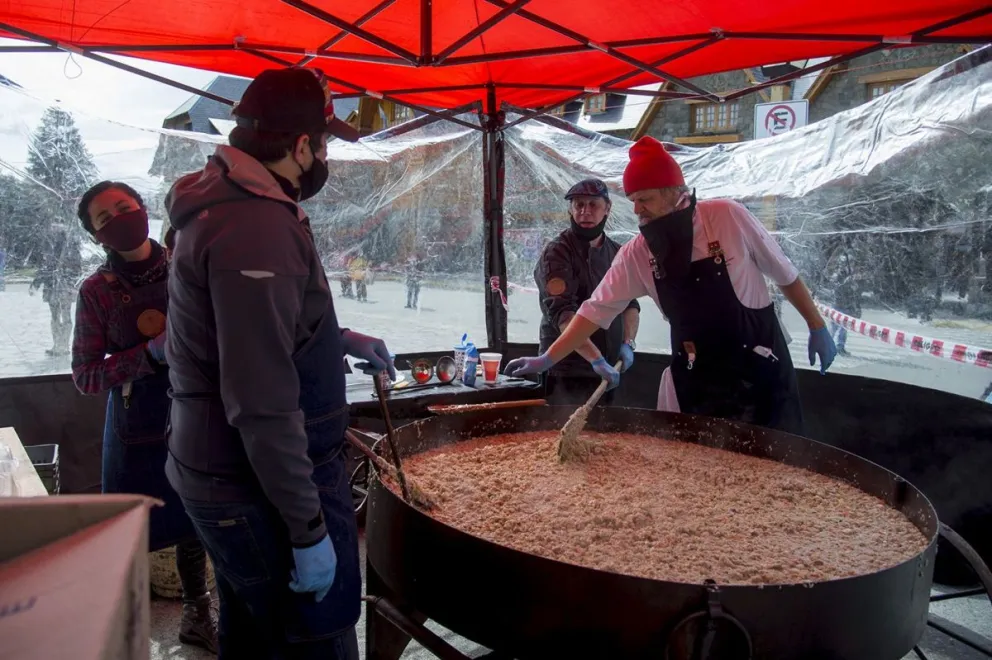 Con un pollo al disco solidario, gastronómicos reclamaron por un subsidio
