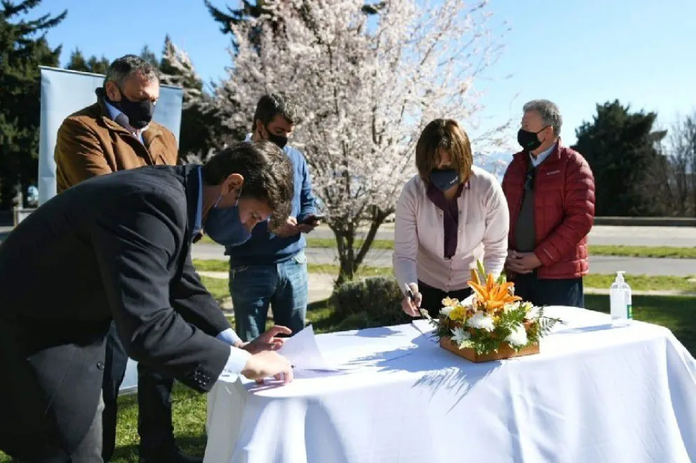 Firmaron el contrato para la obra del portal de ingreso al Parque Industrial