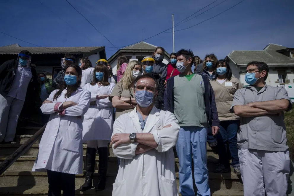 Profesionales y técnicos de Salud reclamaron en la puerta del hospital zonal.