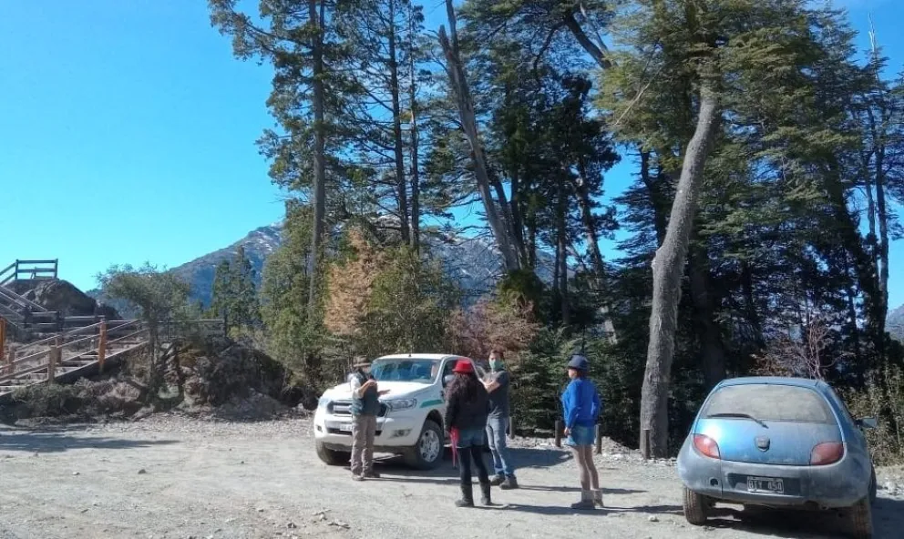 Cientos de barilochenses recorrieron el Parque Nacional Nahuel Huapi durante el fin de semana