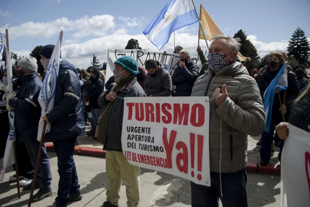 El intendente Gustavo Gennuso habló con los manifestantes. 