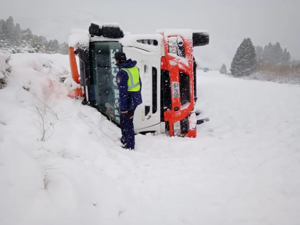 Dos camiones volcaron en la Ruta 237