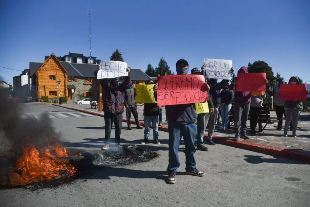 "Ahora nos quieren desalojar, quieren que estemos 5 meses más viviendo en carpas". (Fotos: Marcelo Martínez)