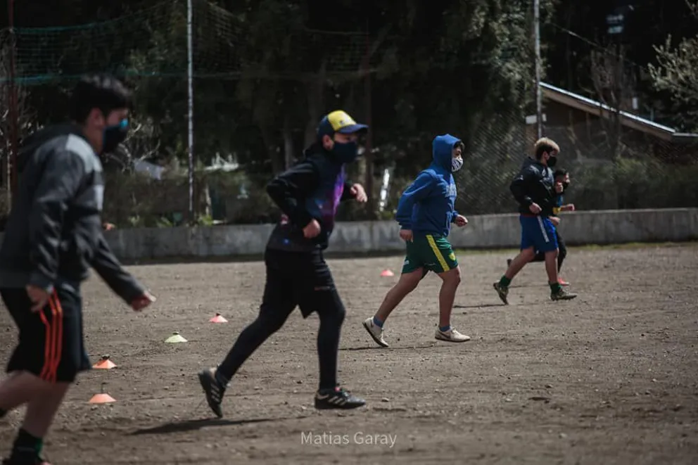 Los chicos ya están entrenando en Arco Iris.